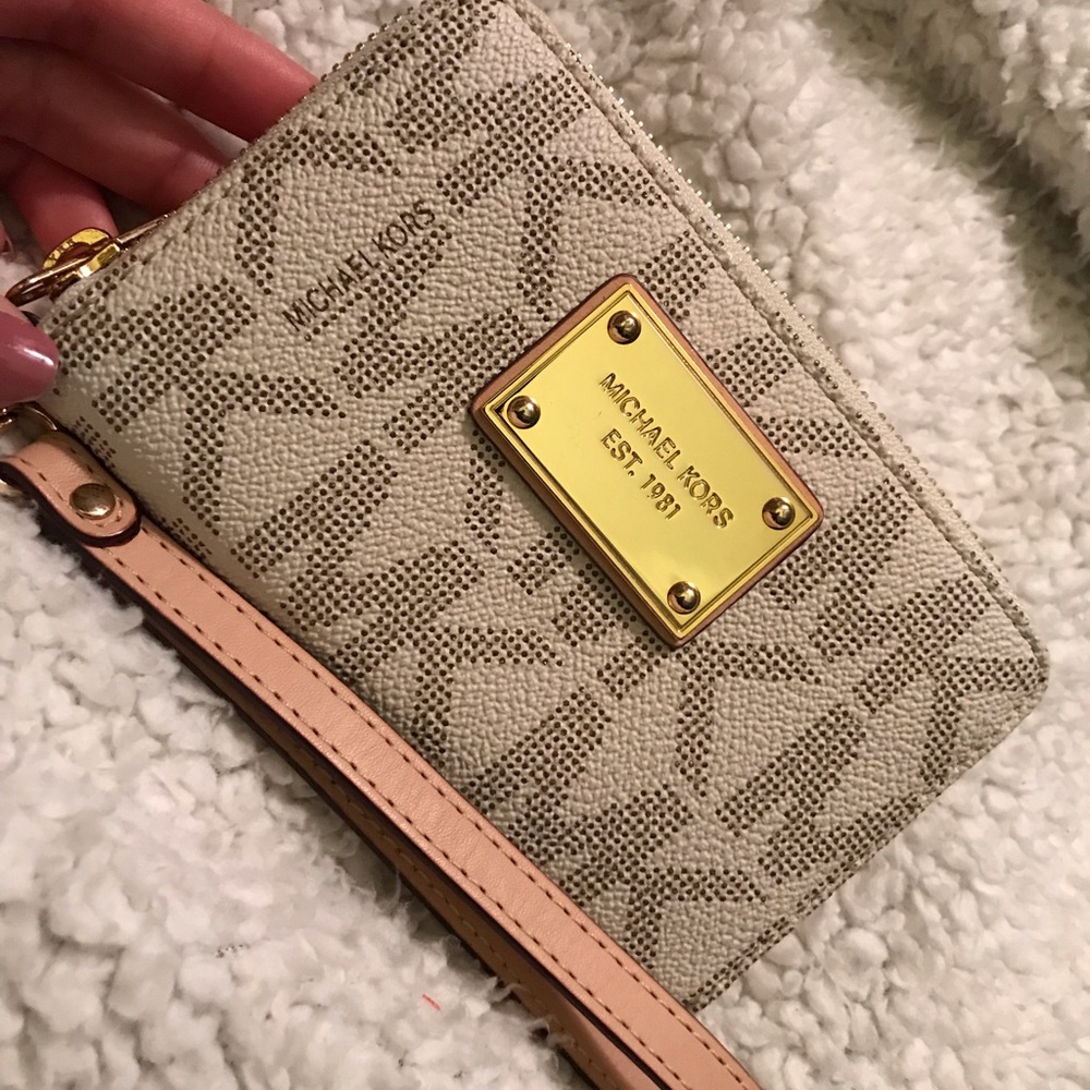 Michael kors wristlet wallet